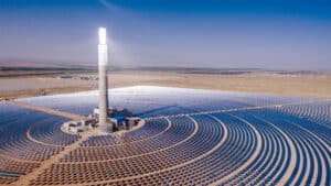 dua-lap-dien-mat-troi-tren-mai-nha-xuong